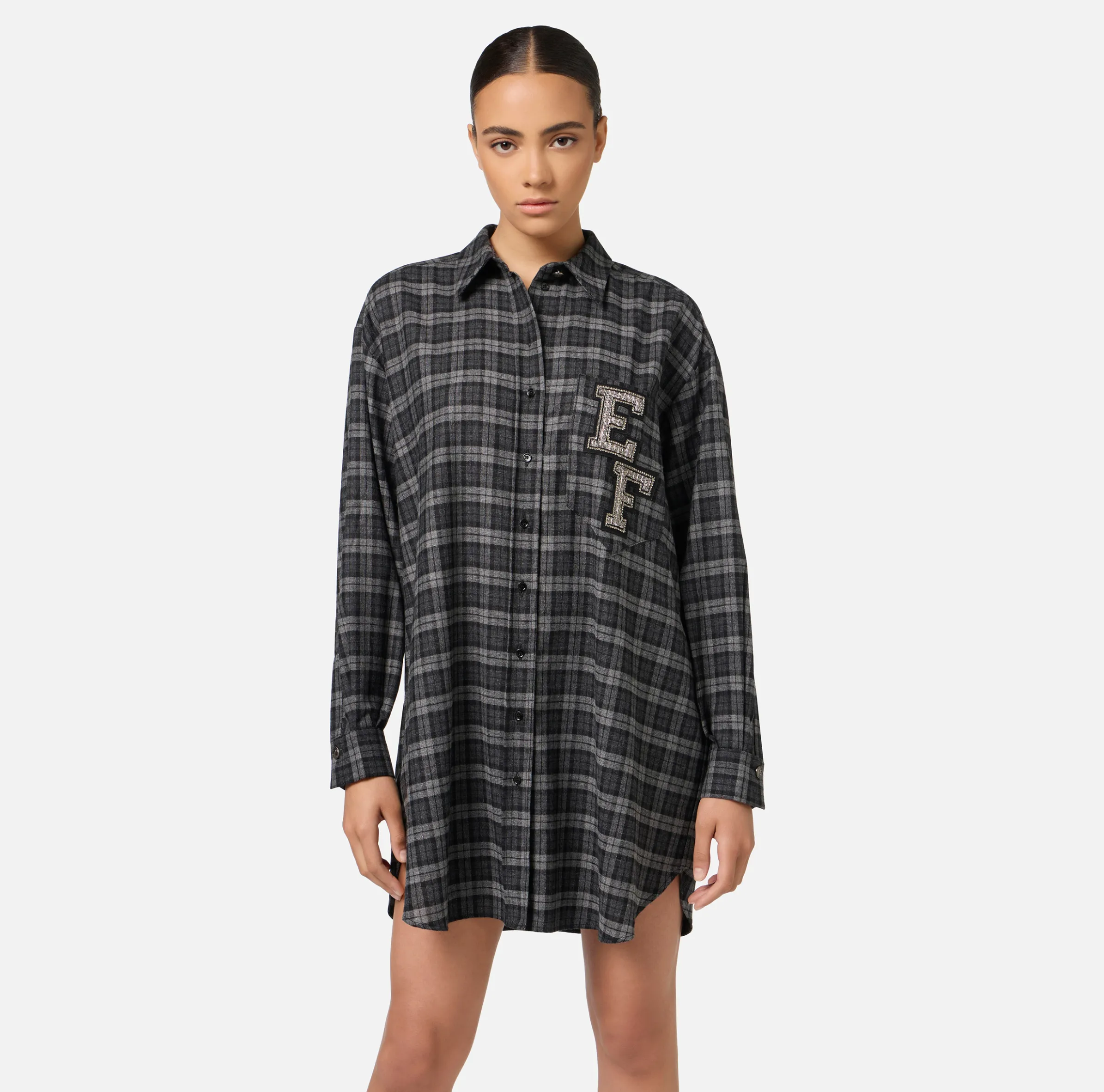 Abito camicia in lana tartan con patch ricamato