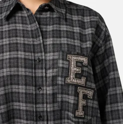 Abito camicia in lana tartan con patch ricamato