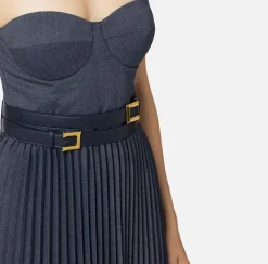 Abito midi in fresco lana mélange con gonna plissé e cintura