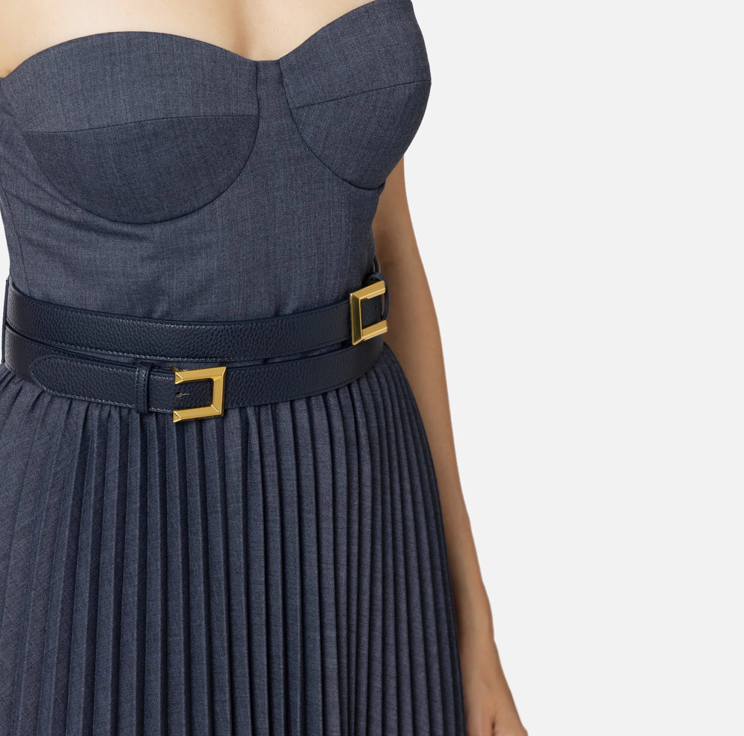 Abito midi in fresco lana mélange con gonna plissé e cintura