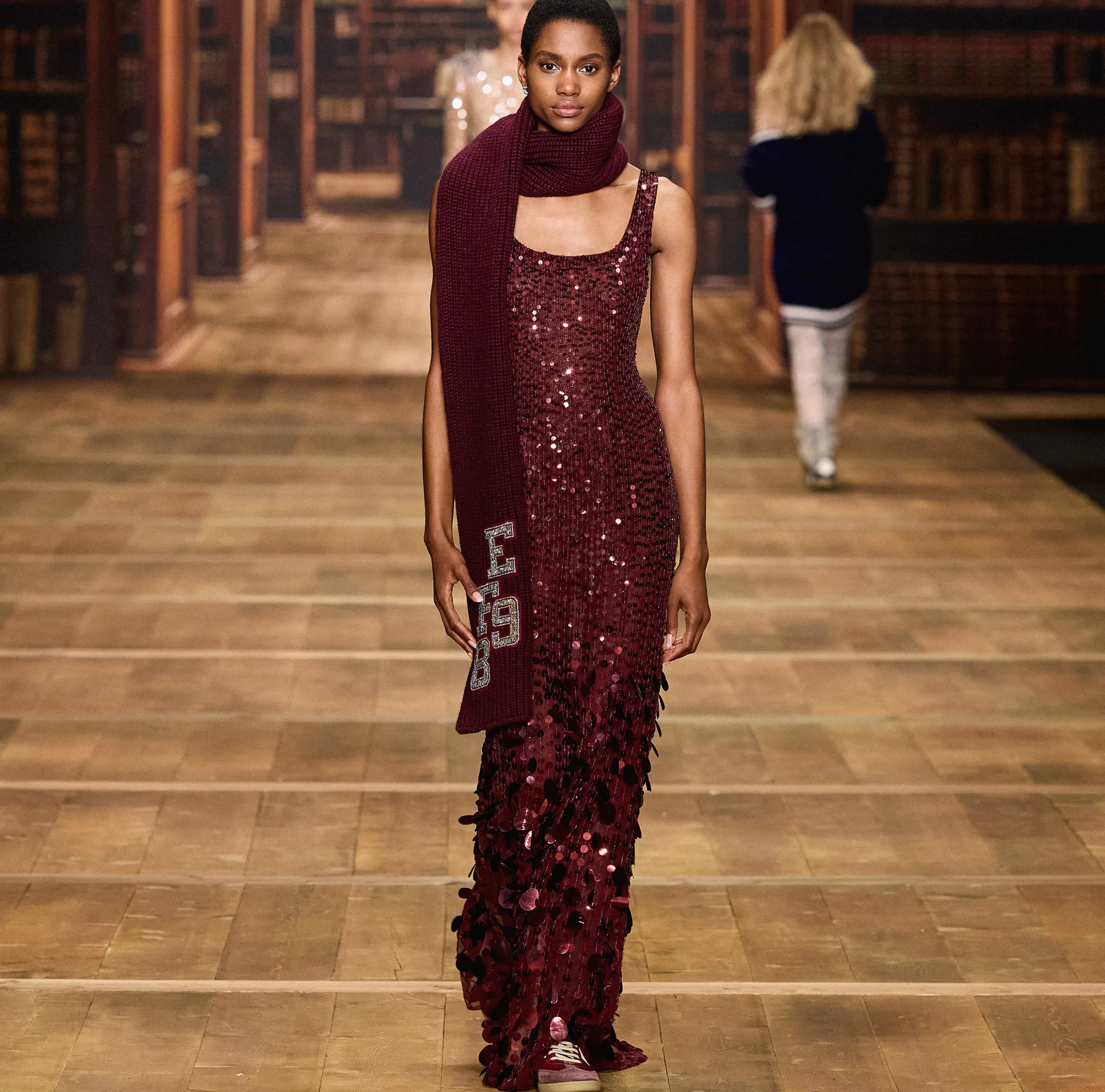 Abito red carpet in georgette ricamata con paillettes