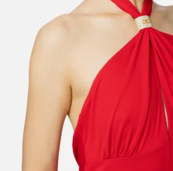 Abito red carpet in jersey con drappeggio e placca logo