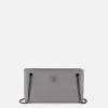 Borsa a tracolla con scudetto in metallo silver