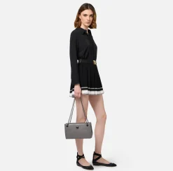 Borsa a tracolla con scudetto in metallo silver