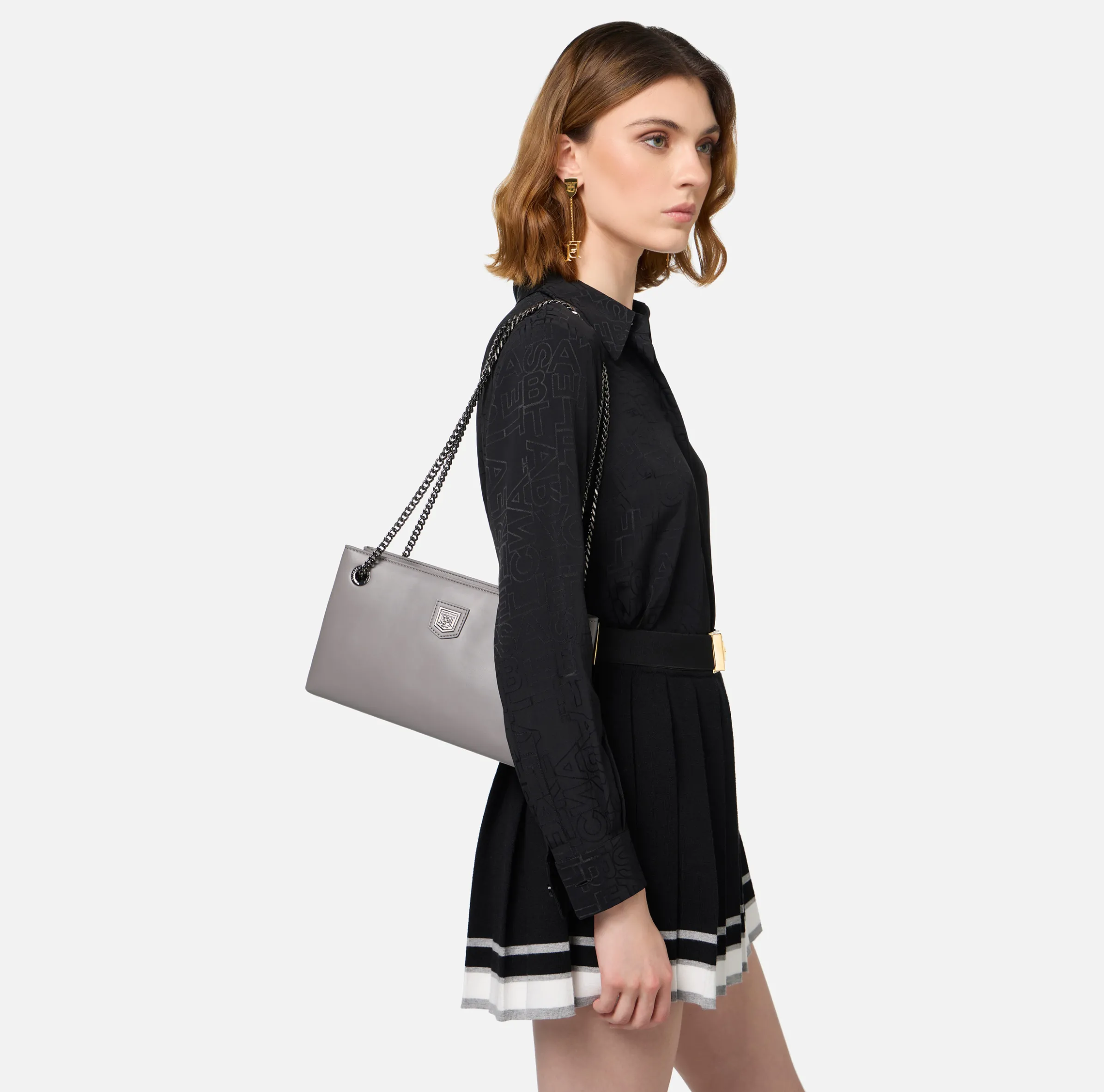 Borsa a tracolla con scudetto in metallo silver