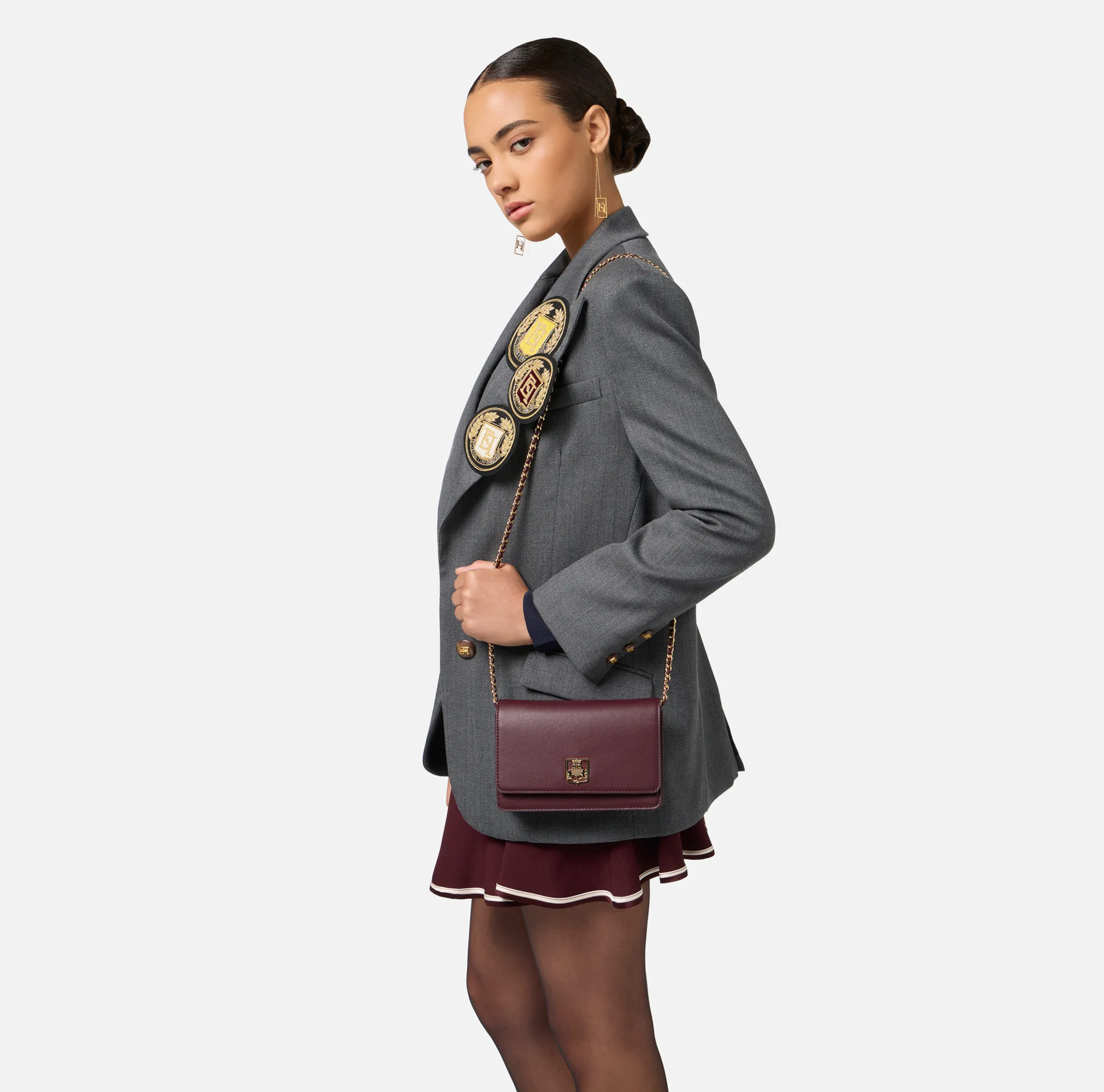Borsa a tracolla in materiale sintetico con placca logo