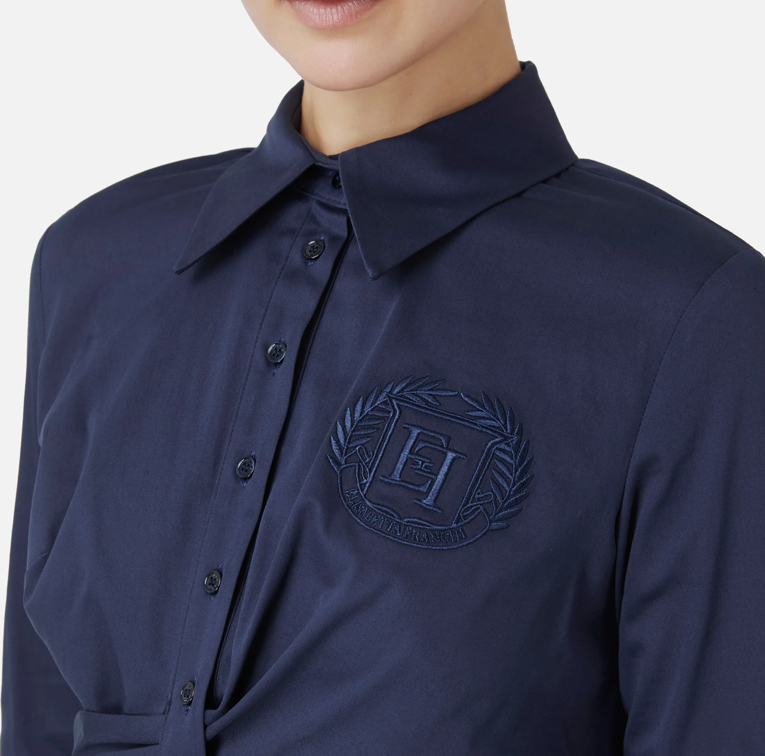Camicia cropped in popeline stretch con drappeggio