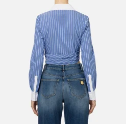 Camicia cropped in popeline rigato con drappeggio