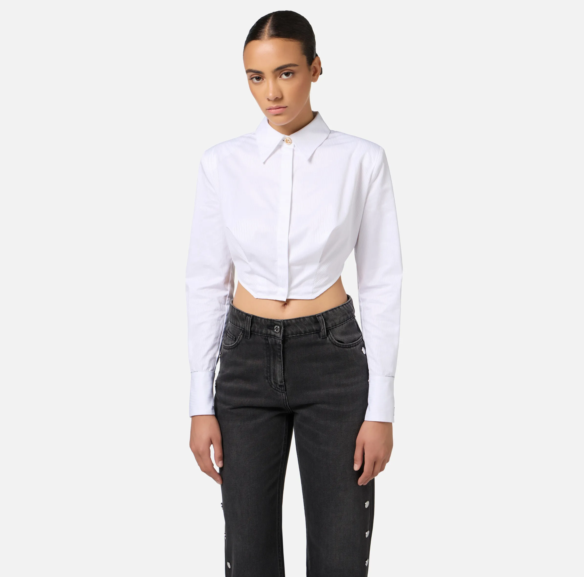 Camicia cropped in popeline a righe con fondo asimmetrico