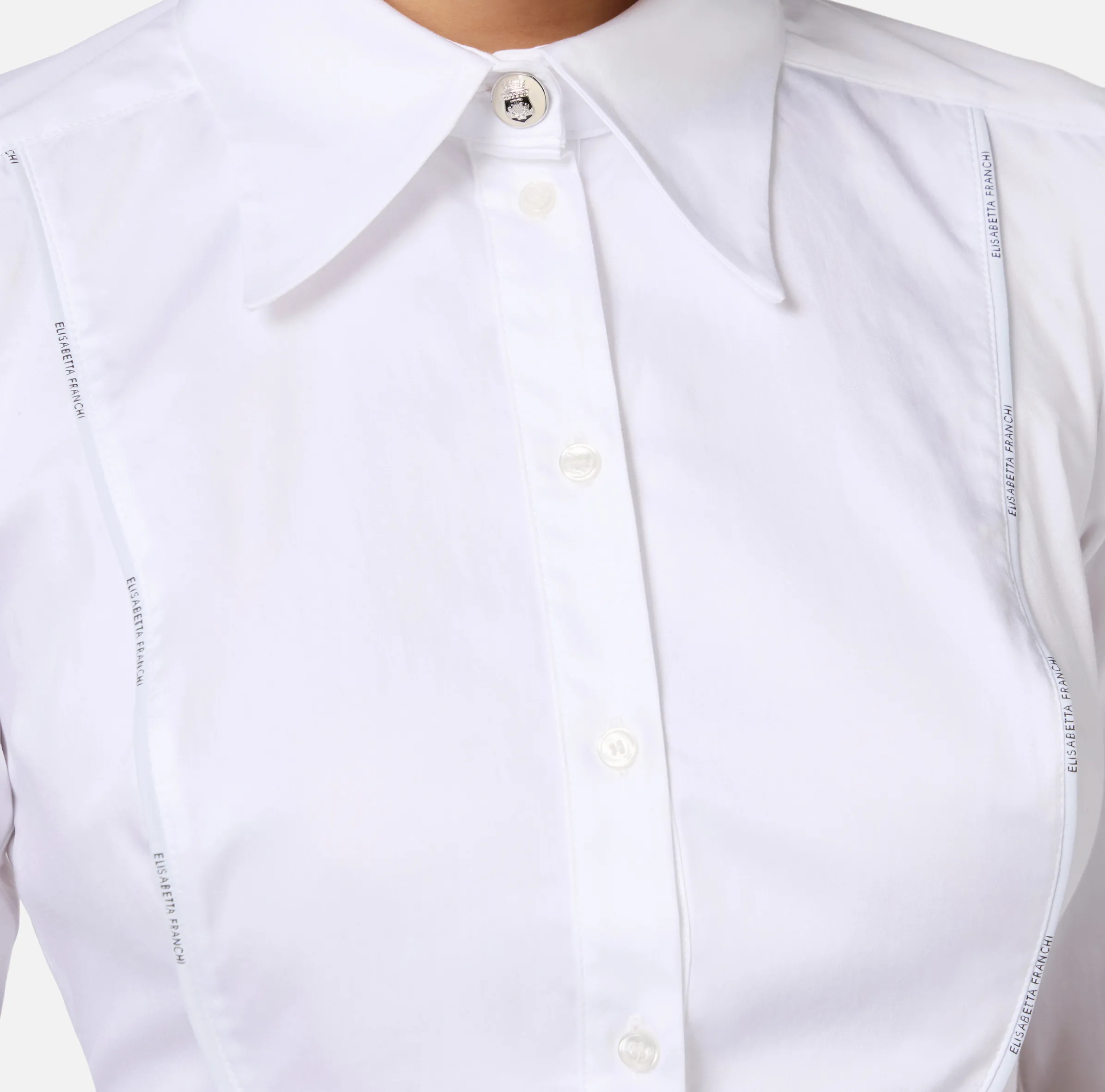 Camicia cropped in popeline con plastron ed elastico logato