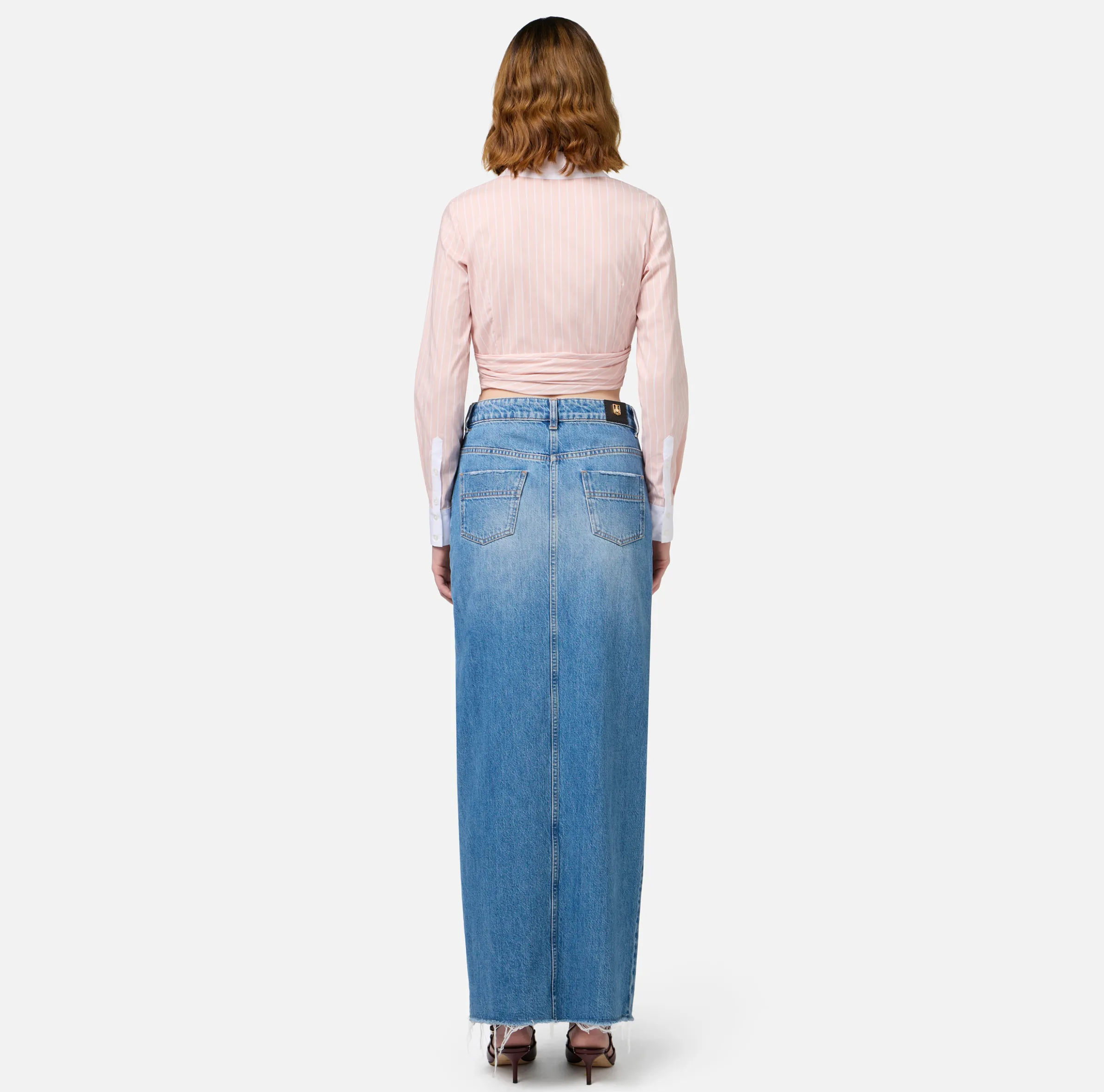 Camicia cropped in popeline rigato con drappeggio