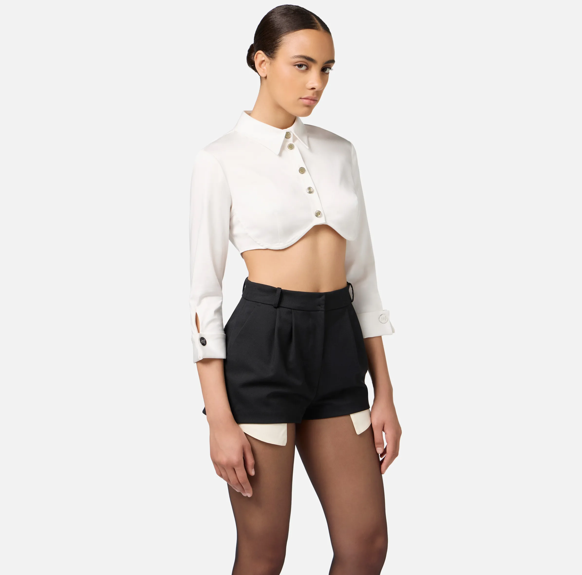 Camicia cropped in raso con taglio coppe