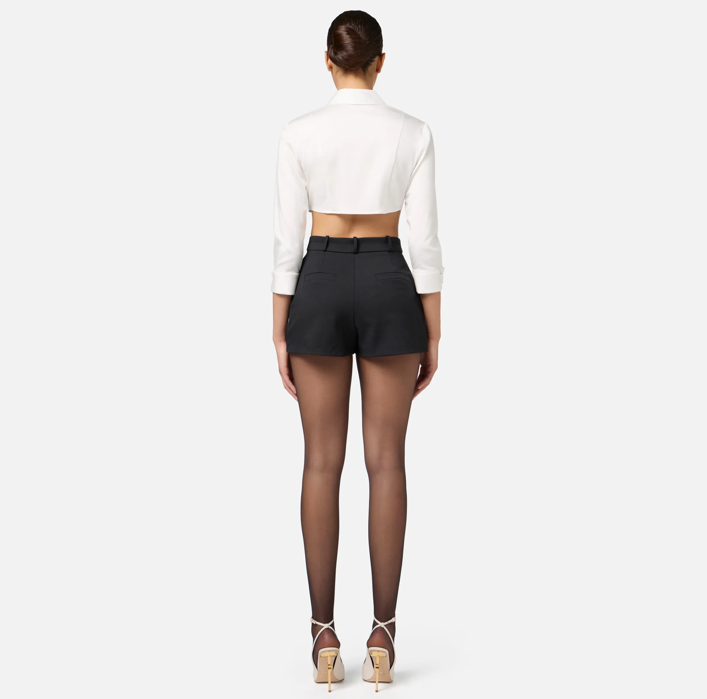 Camicia cropped in raso con taglio coppe