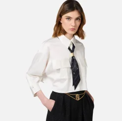 Camicia cropped in raso stretch con foulard