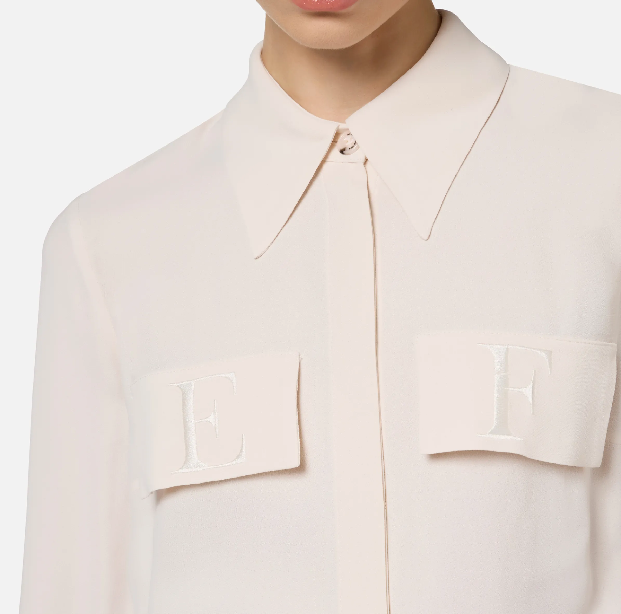 Camicia in georgette con patte ricamate