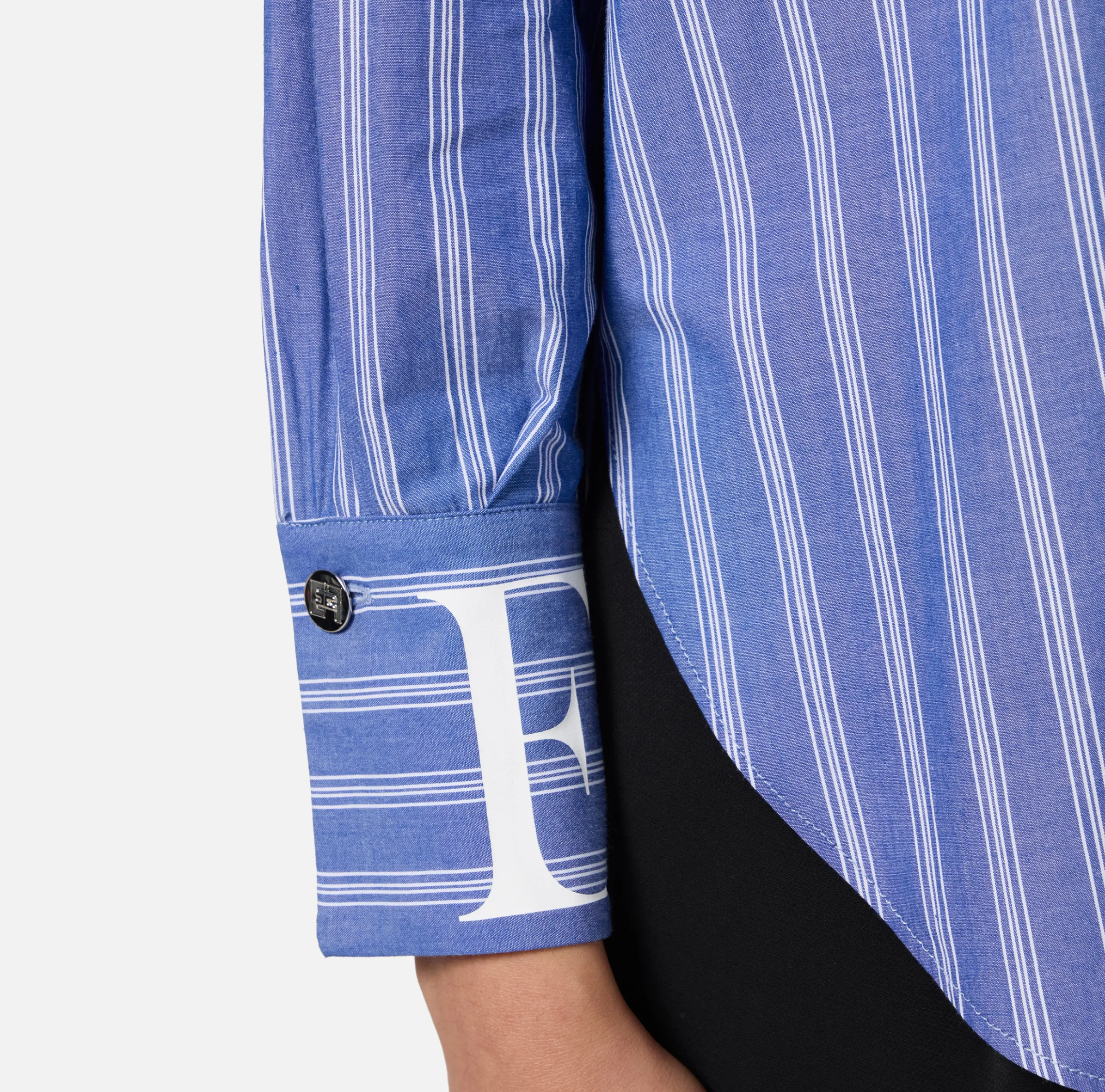 Camicia in popeline rigato con logo sui polsi
