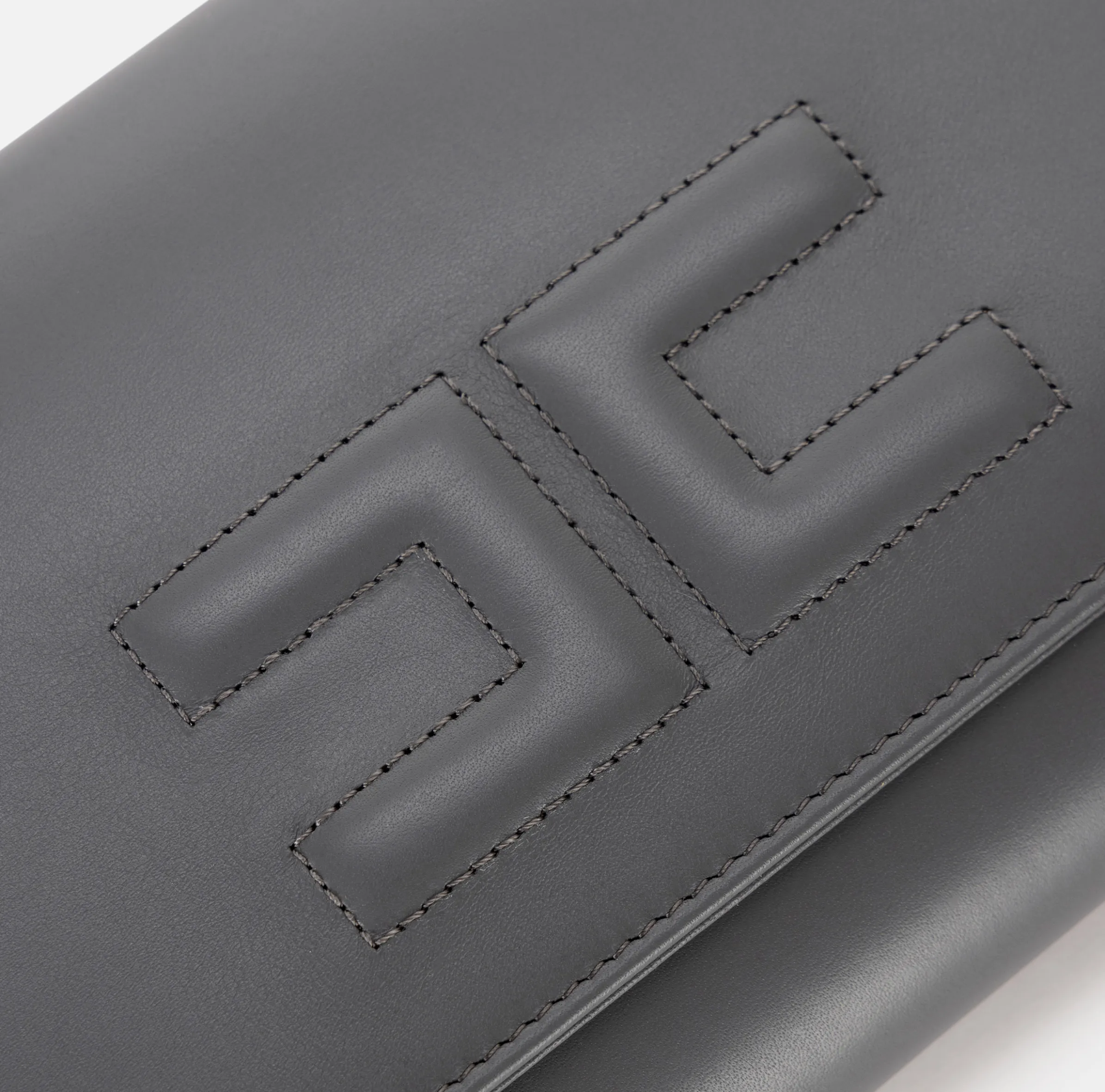 Clutch baguette in nappa con logo embossed