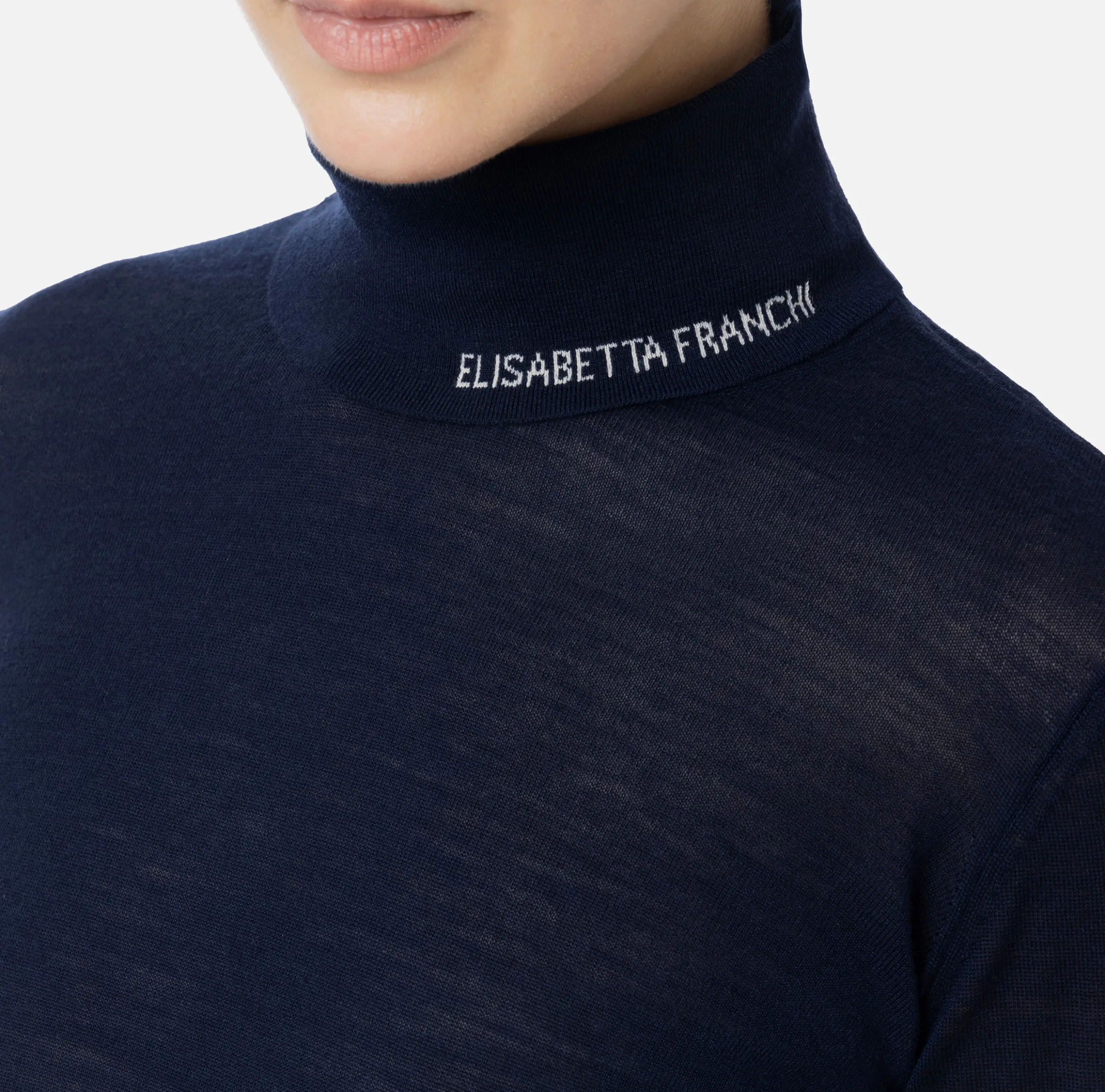 Dolcevita in lana merino con logo jacquard