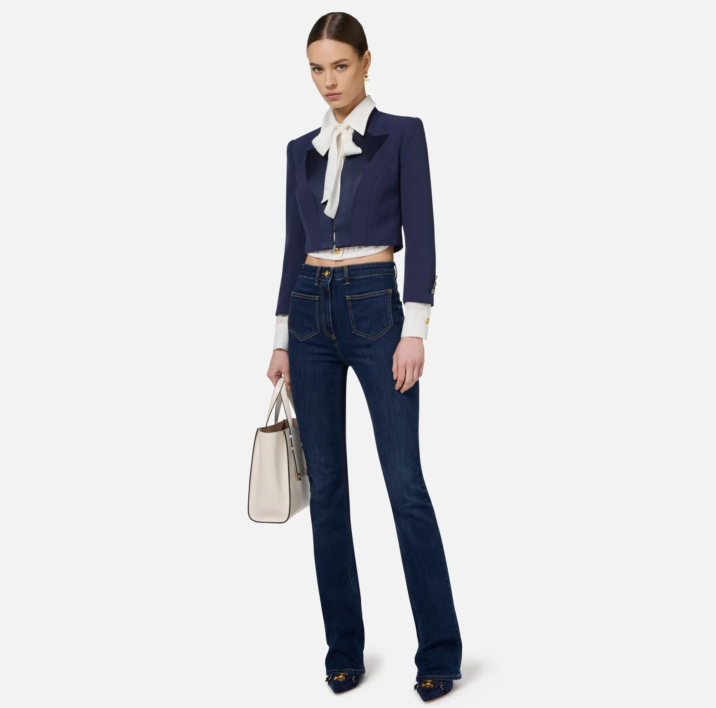 Giacca cropped in crêpe con revers in raso