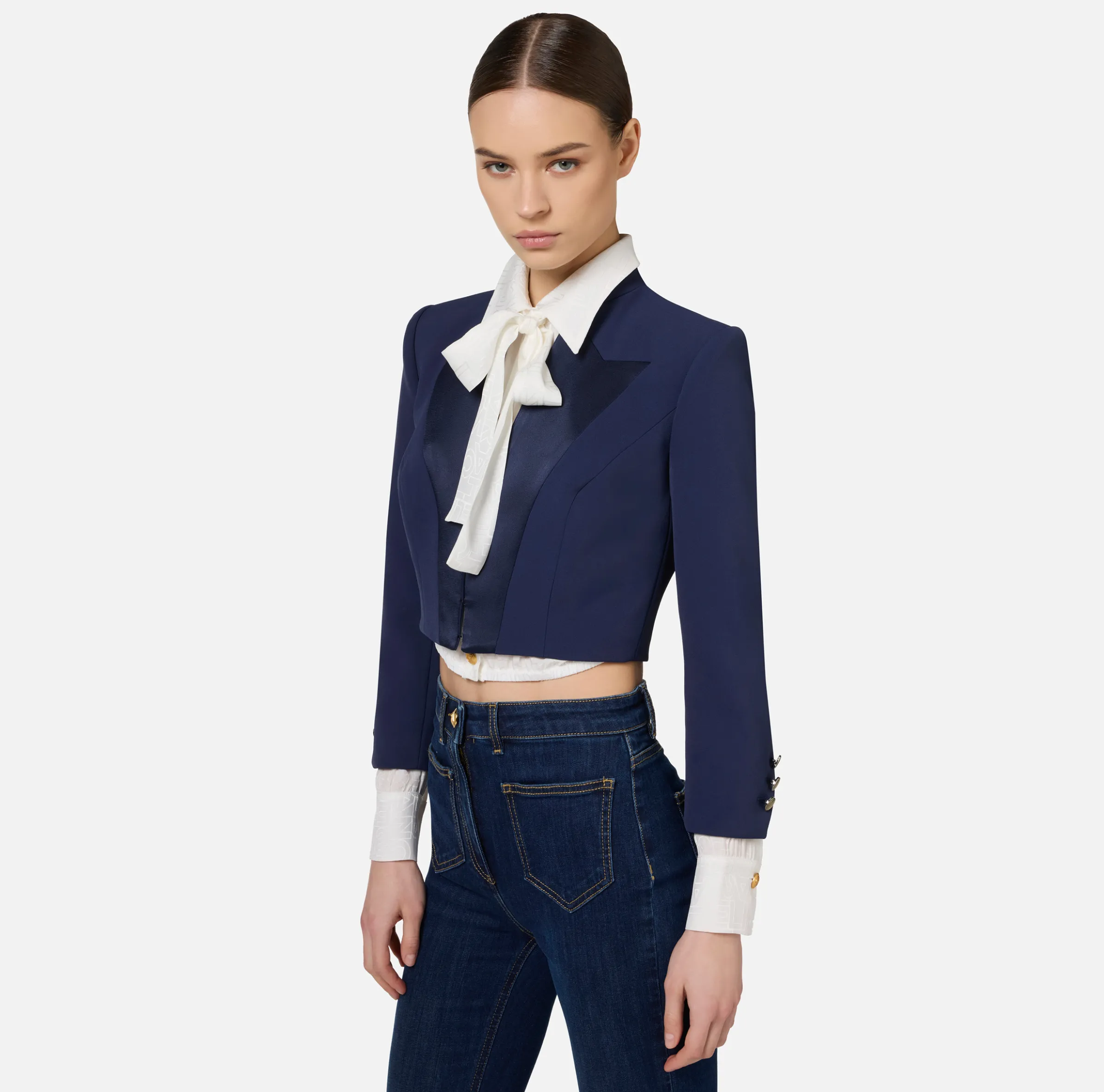 Giacca cropped in crêpe con revers in raso