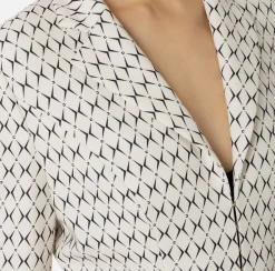 Giacca cropped in crêpe stretch stampa rombo con catena