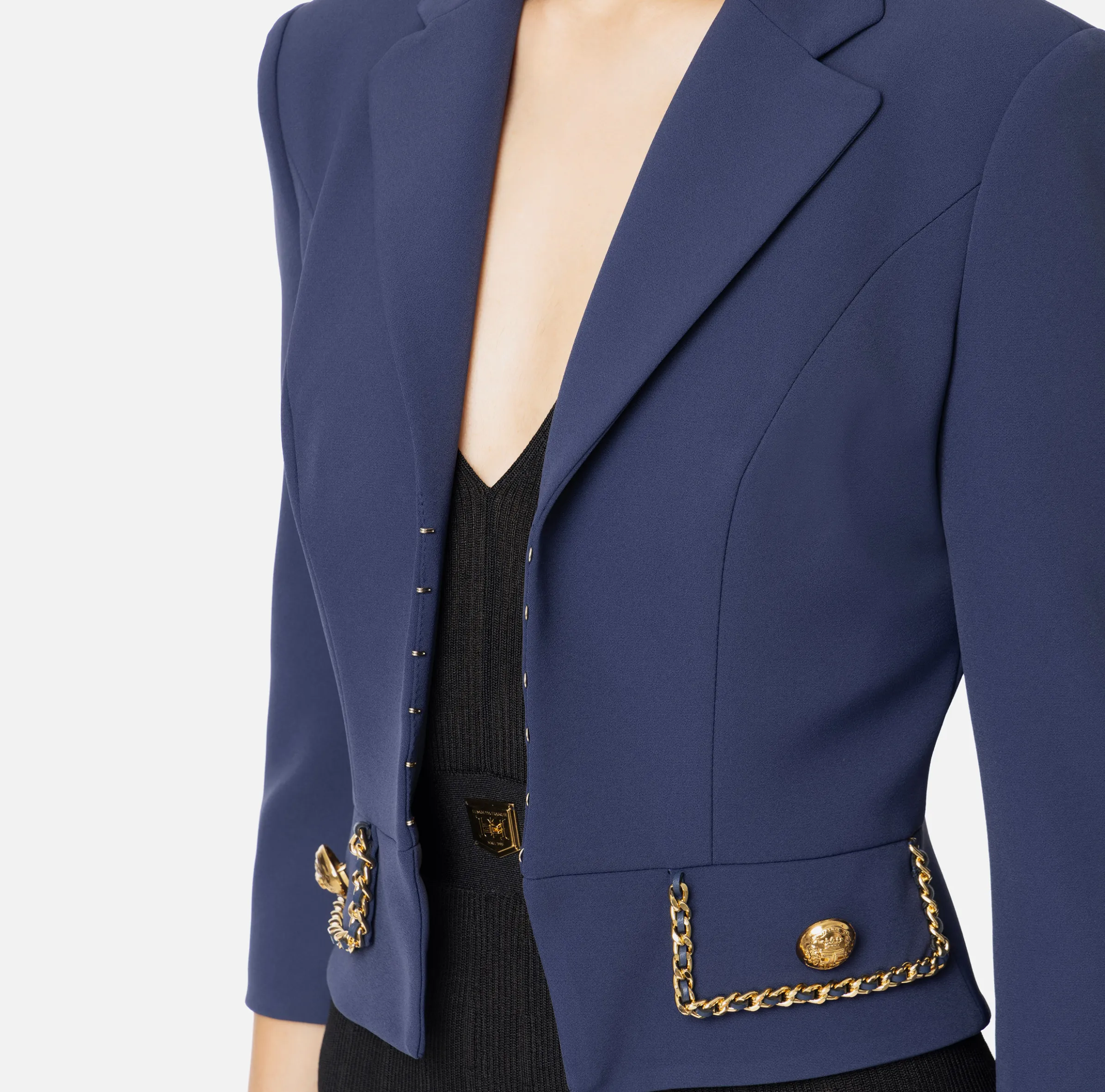 Giacca cropped in crêpe stretch con catena