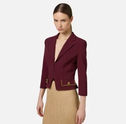 Giacca cropped in crêpe stretch con catena