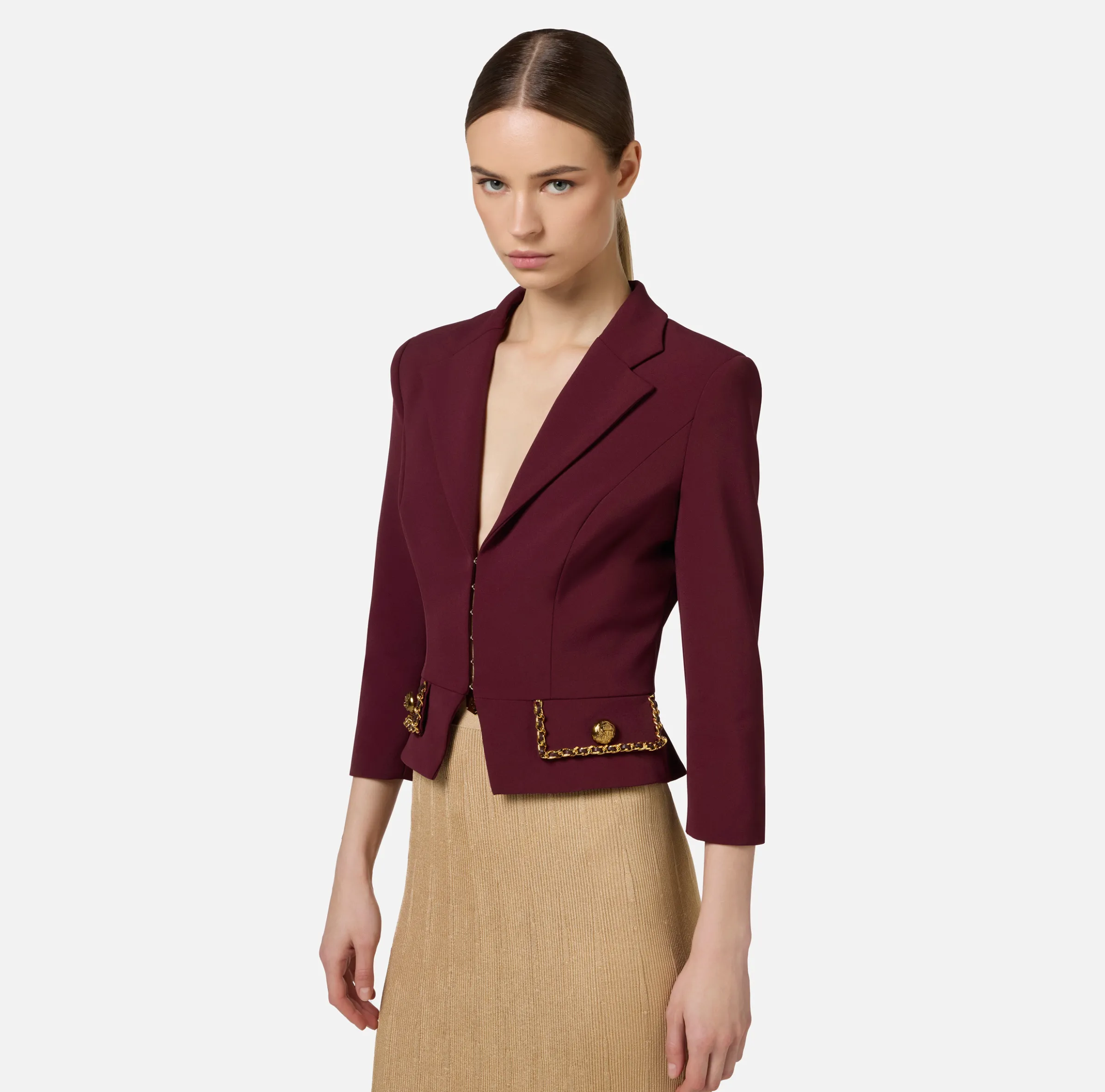 Giacca cropped in crêpe stretch con catena