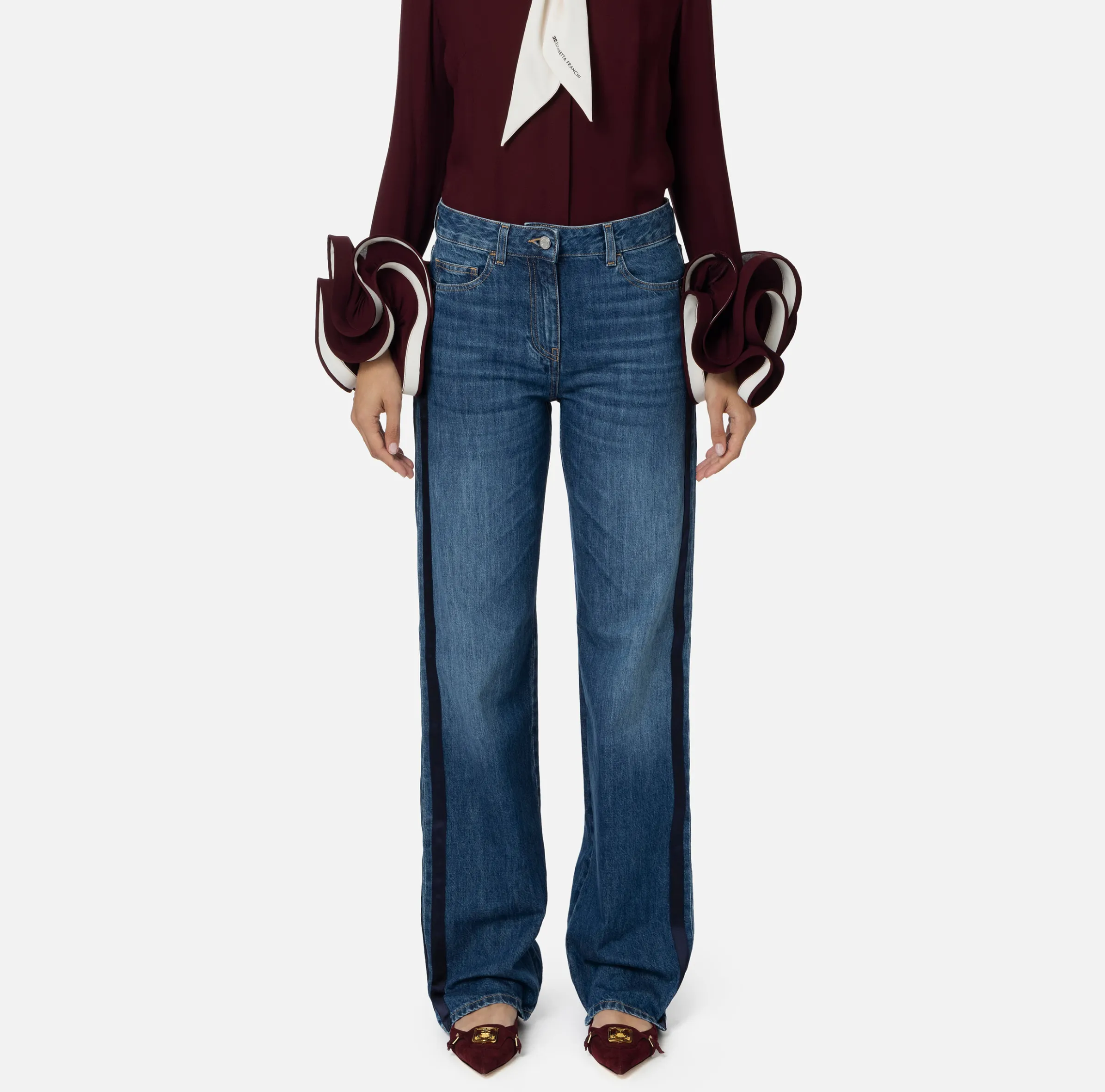Jeans a gamba larga in cotone organico con bande in raso
