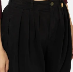 Jeans a gamba larga in cotone tinto con pinces