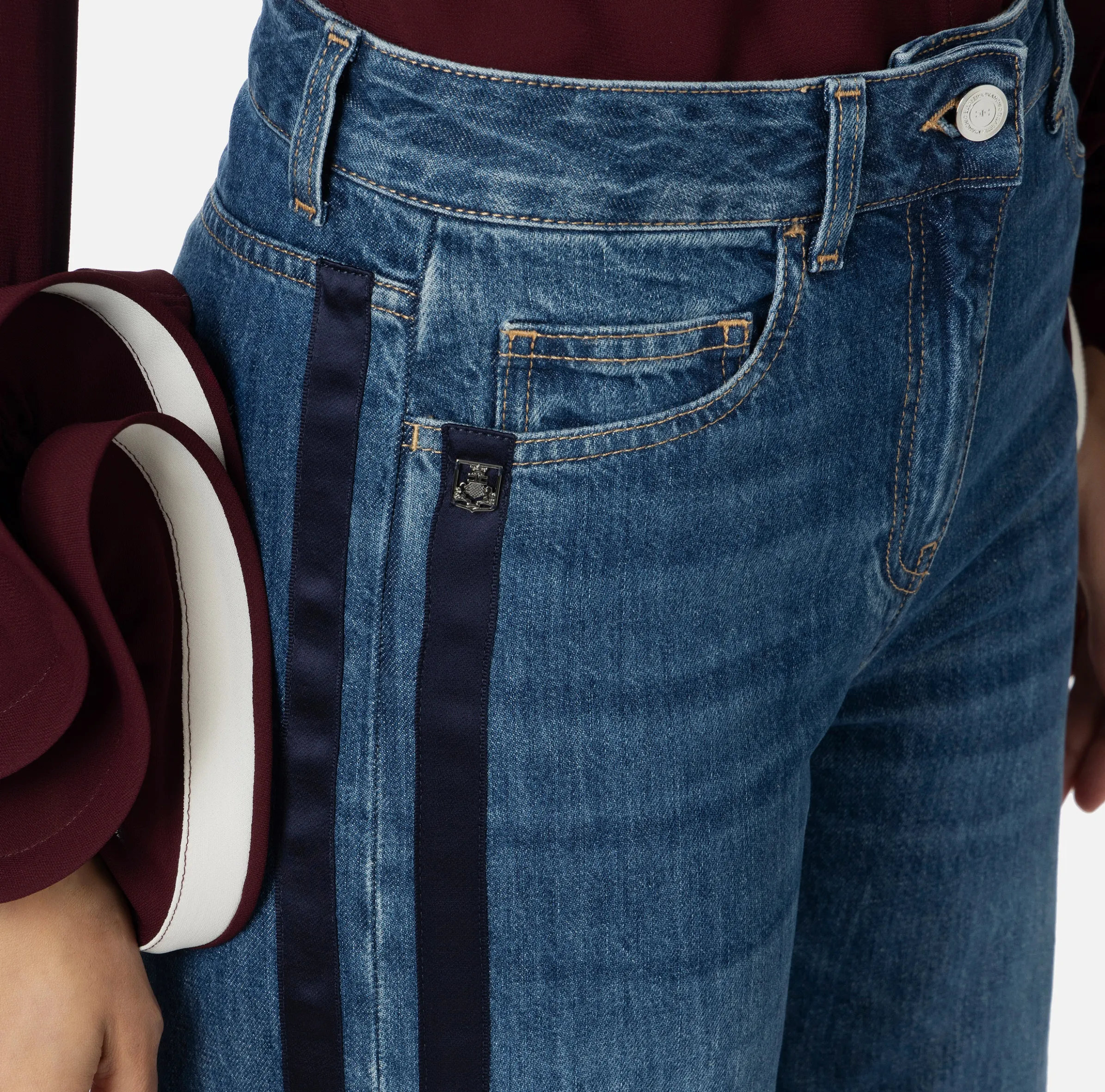 Jeans a gamba larga in cotone organico con bande in raso