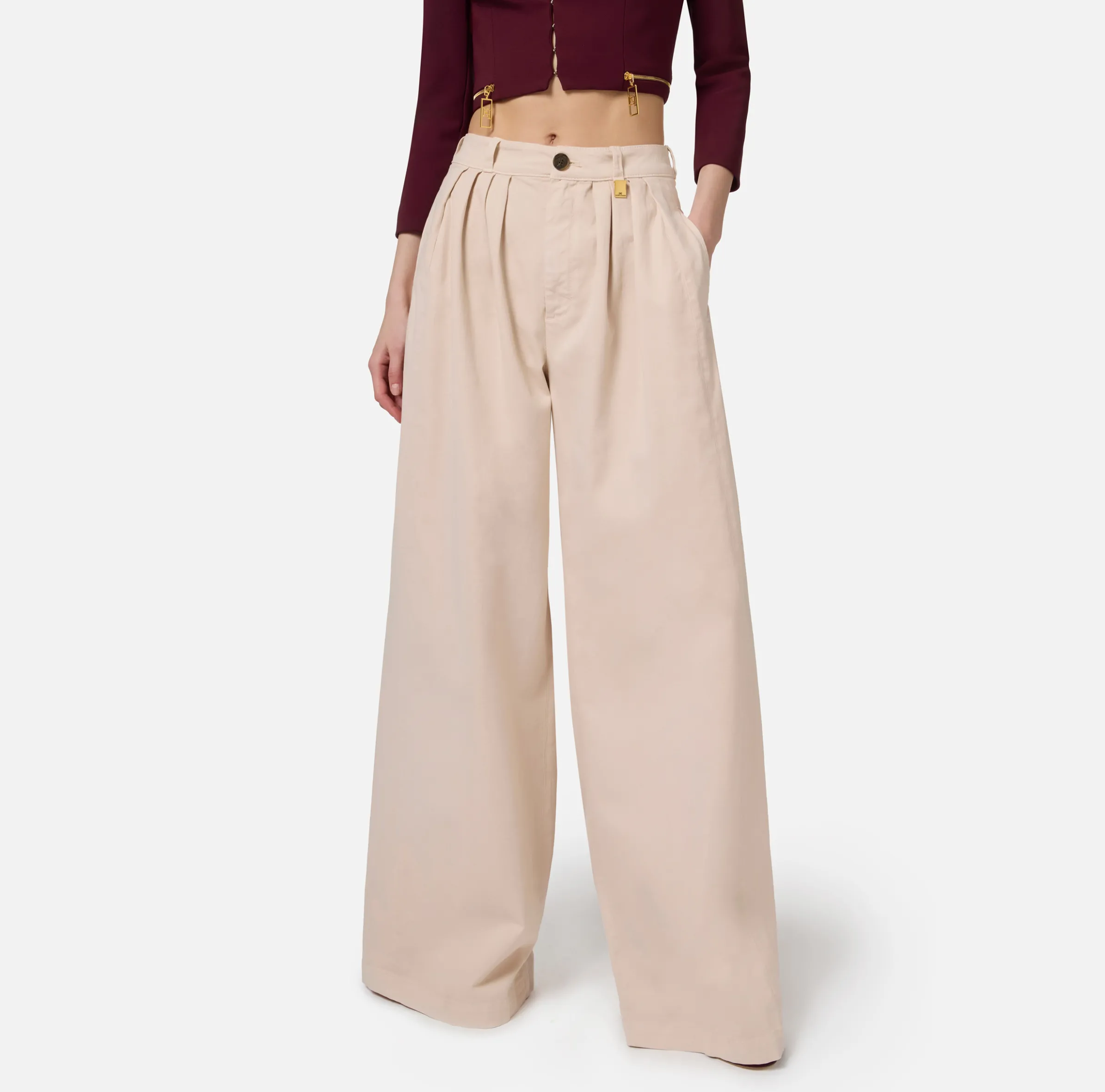 Jeans a gamba larga in cotone tinto con pinces