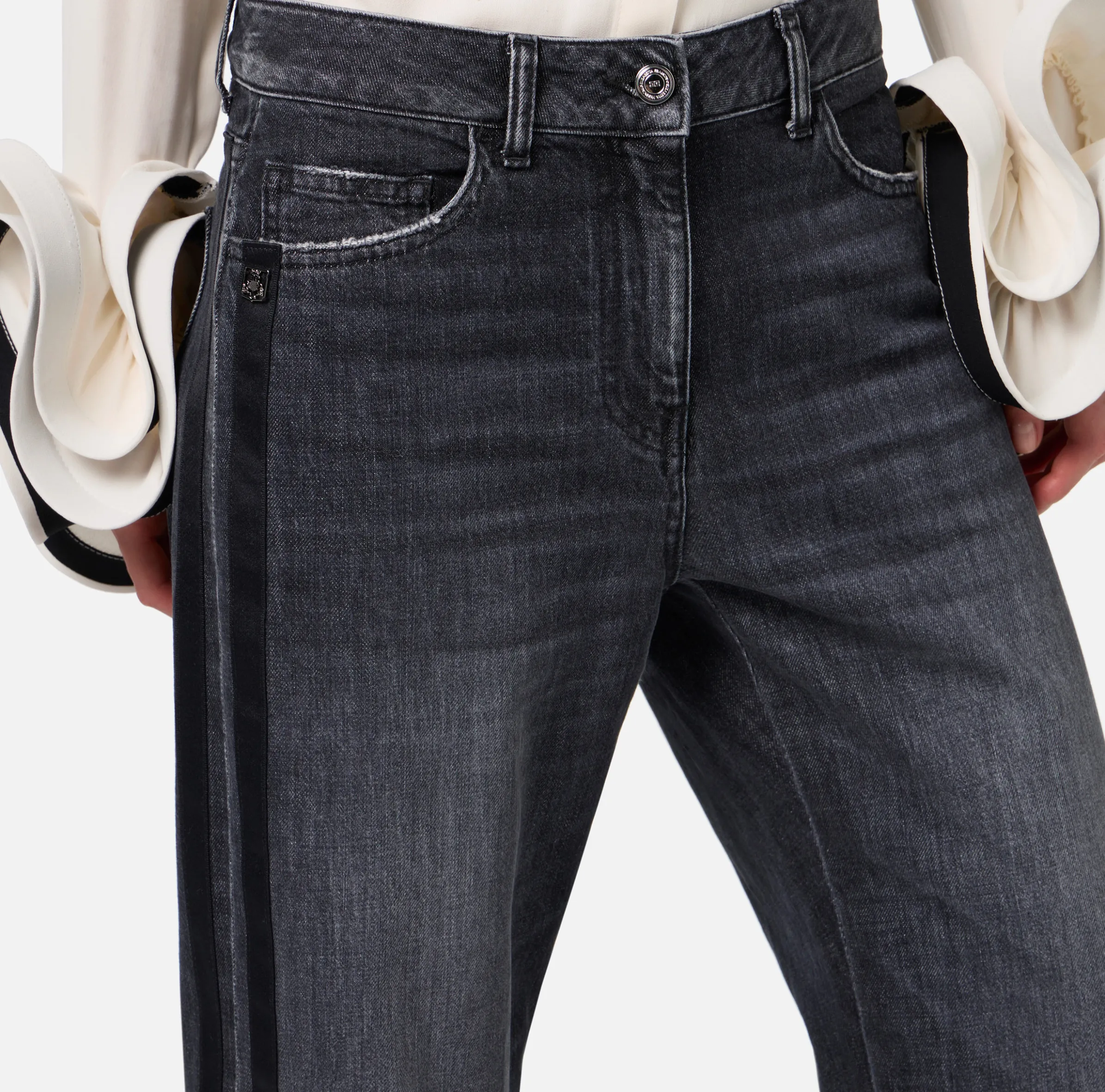 Jeans a gamba larga in cotone organico con bande in raso