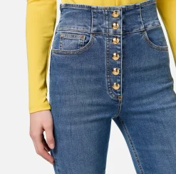 Jeans a zampa in cotone stretch con bottoniera centrale