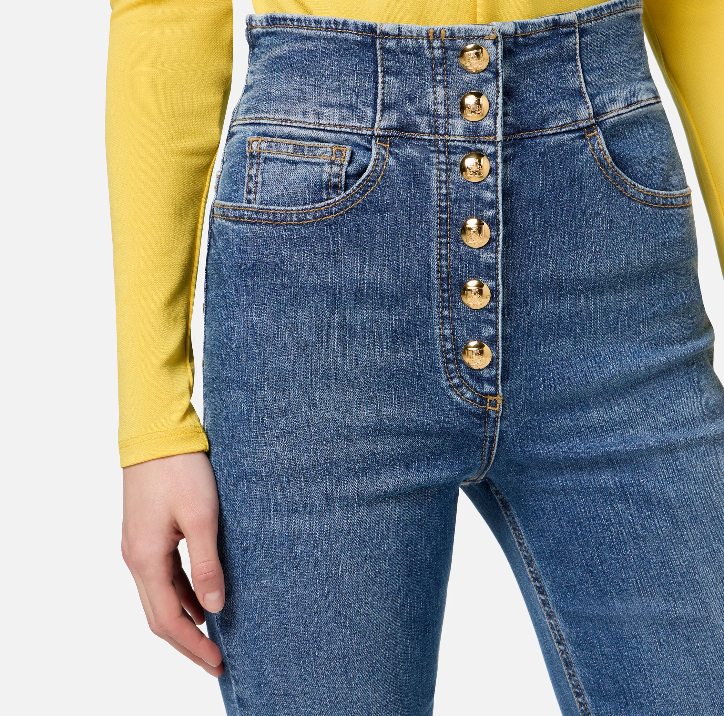 Jeans a zampa in cotone stretch con bottoniera centrale