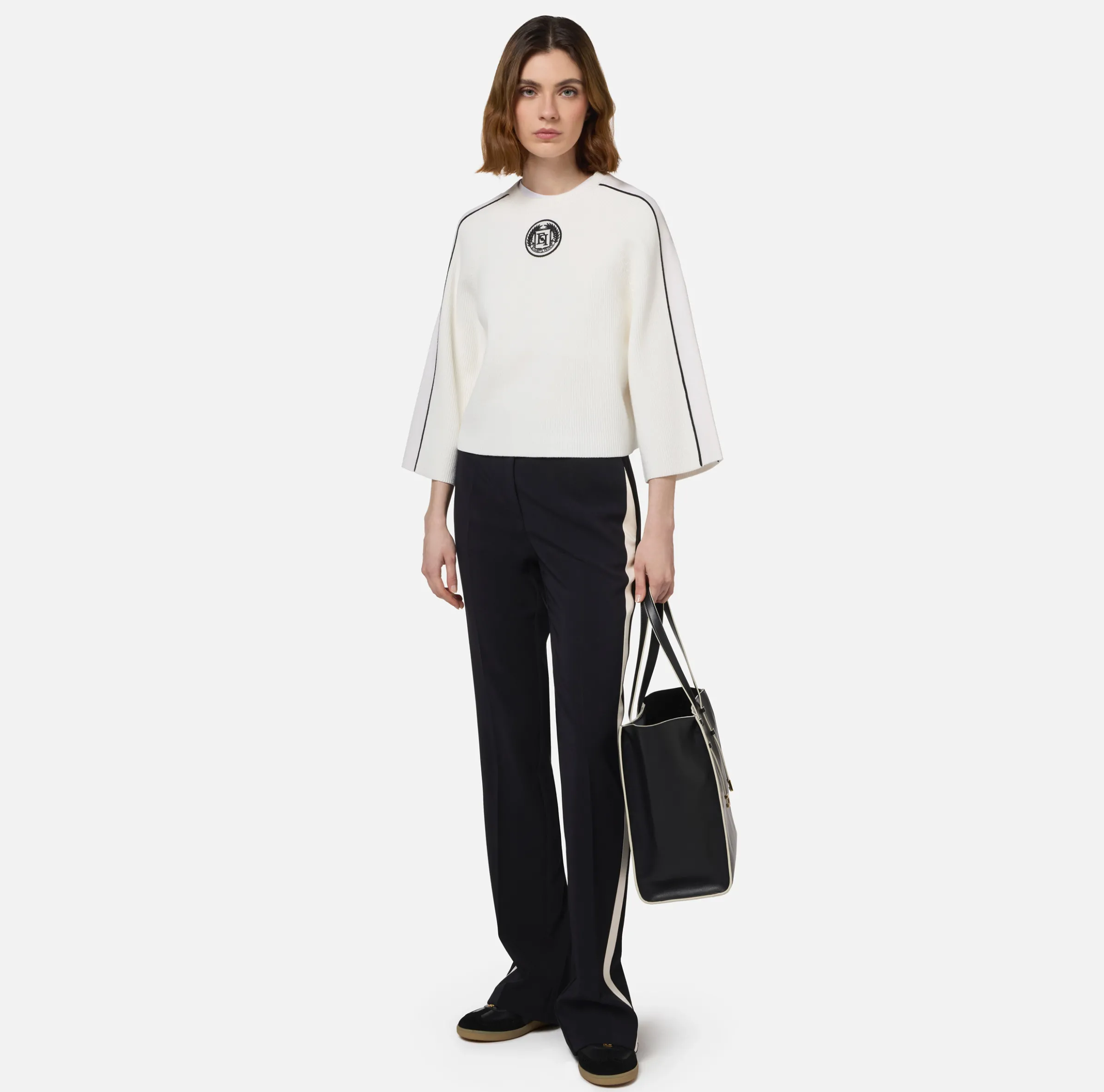 Maglia cropped in viscosa con patch logo