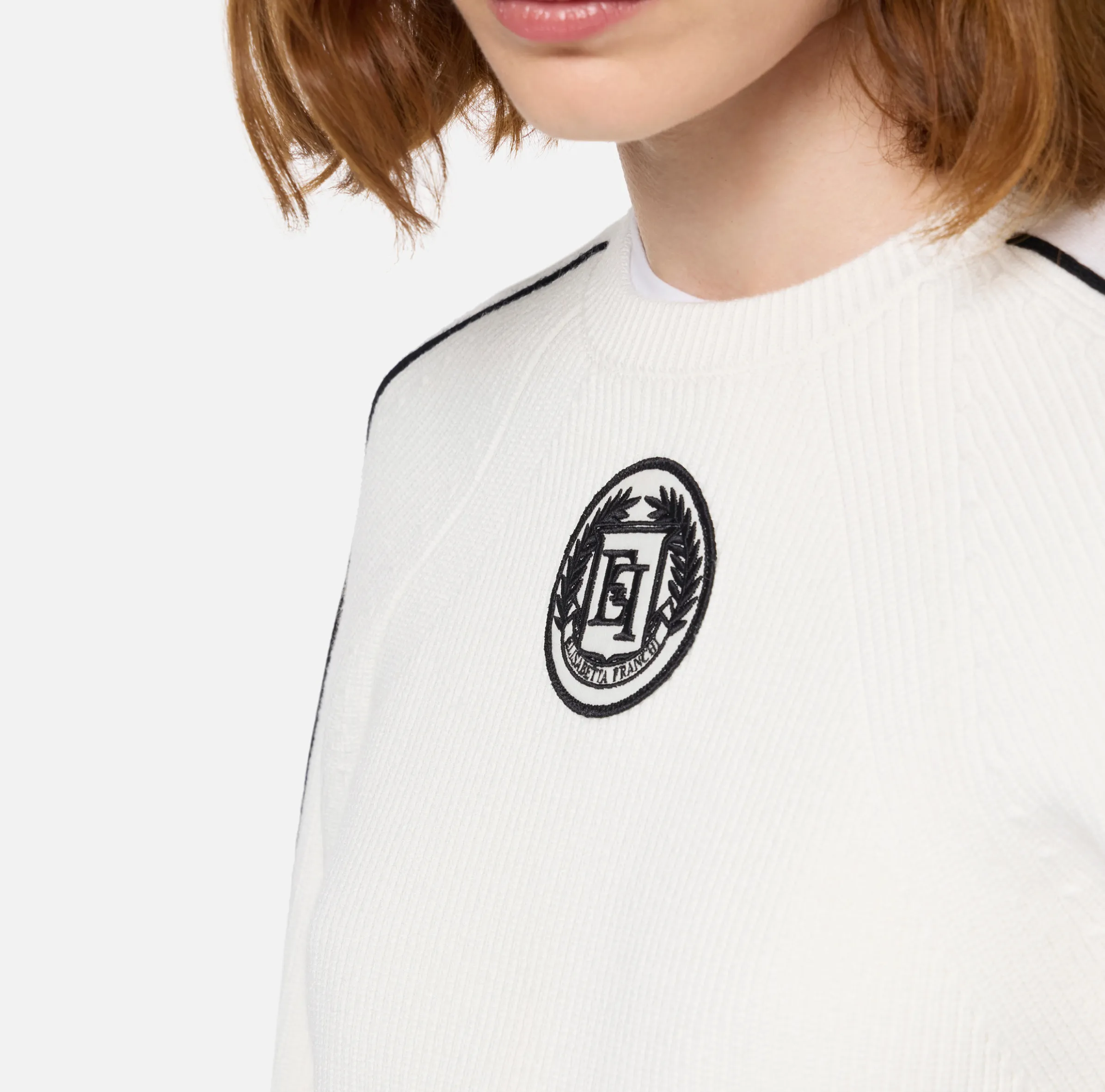 Maglia cropped in viscosa con patch logo