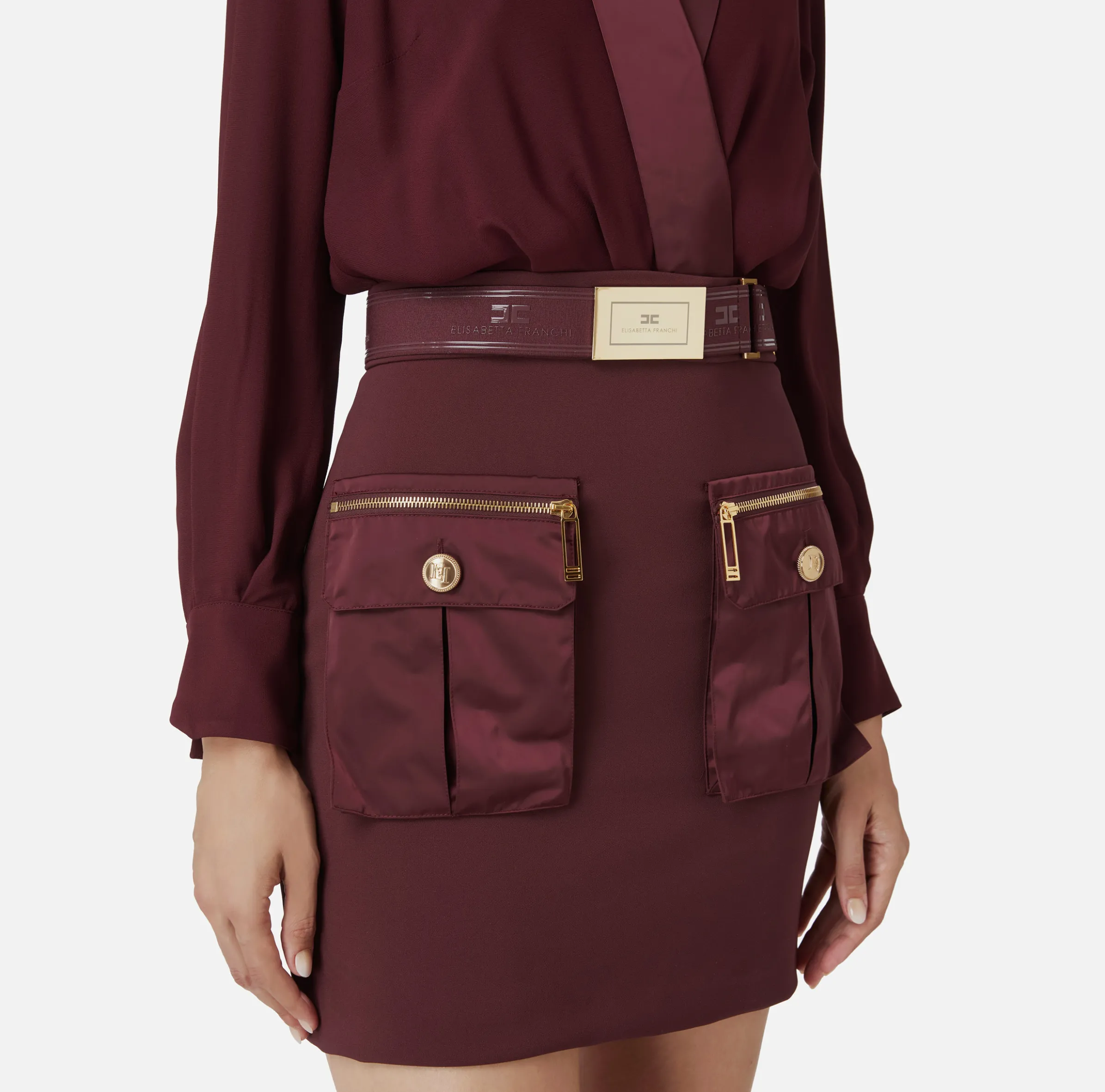 Miniabito con camicia incrociata e gonna con tasche