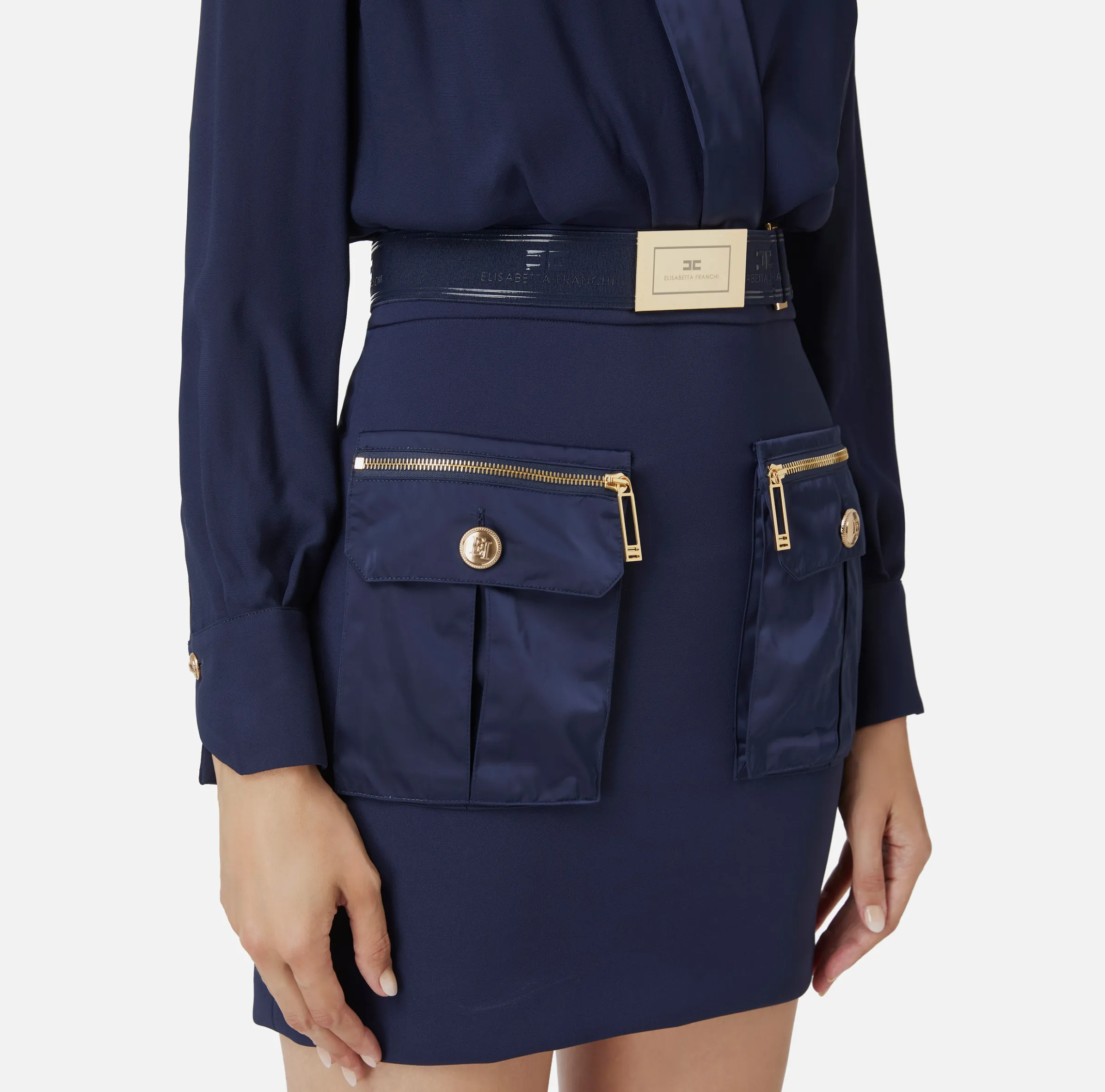 Miniabito con camicia incrociata e gonna con tasche