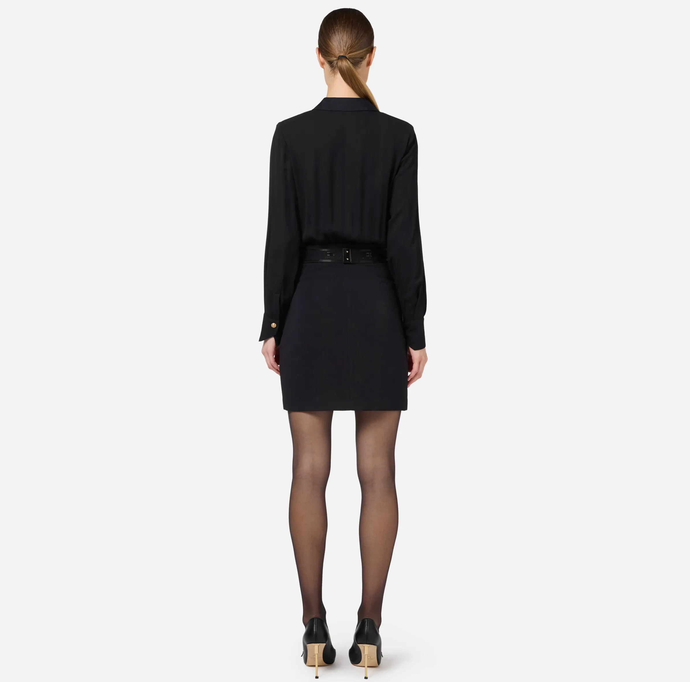 Miniabito con camicia incrociata e gonna con tasche