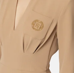 Miniabito in crêpe con camicia e ricamo stemma