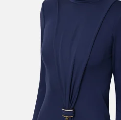 Miniabito in jersey con drappeggio e accessorio gioiello