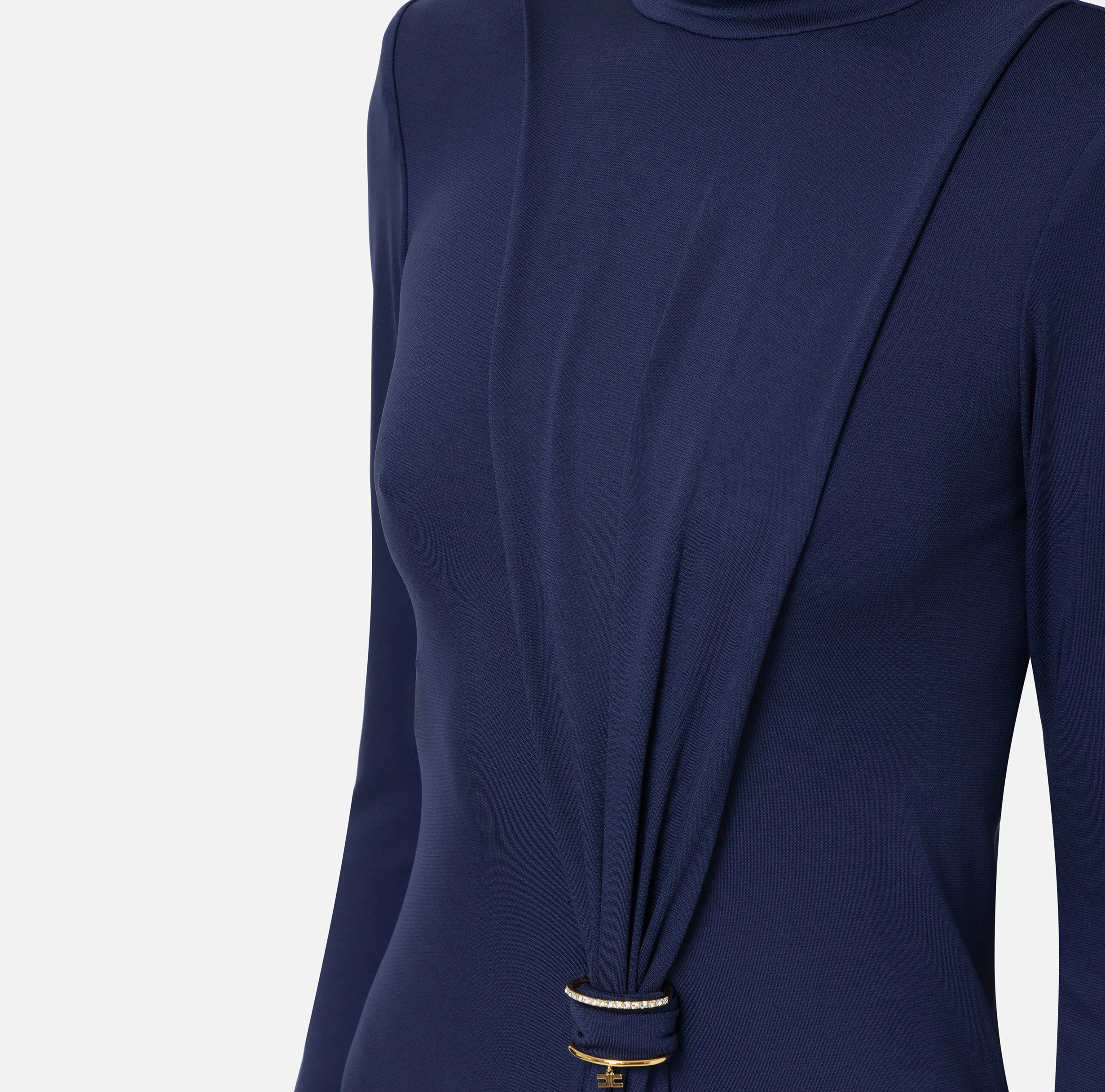 Miniabito in jersey con drappeggio e accessorio gioiello