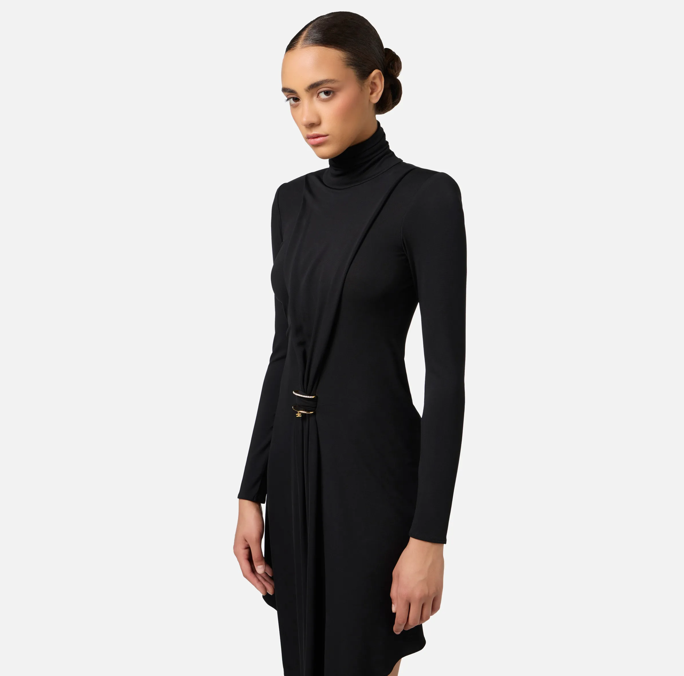 Miniabito in jersey con drappeggio e accessorio gioiello