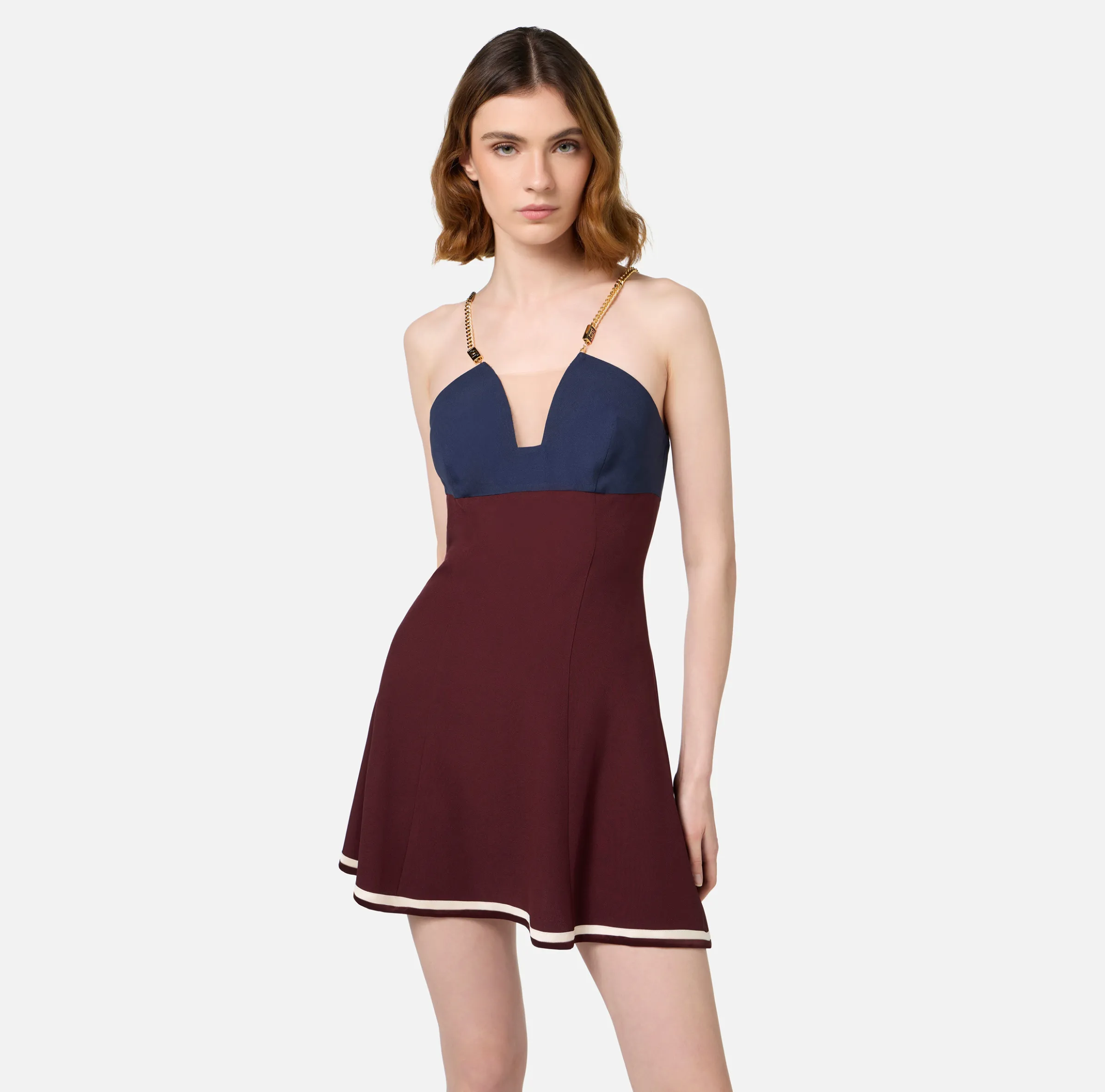 Miniabito in satin con catena groumette