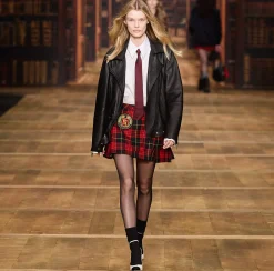 Minigonna a pieghe in lana tartan con patch ricamato
