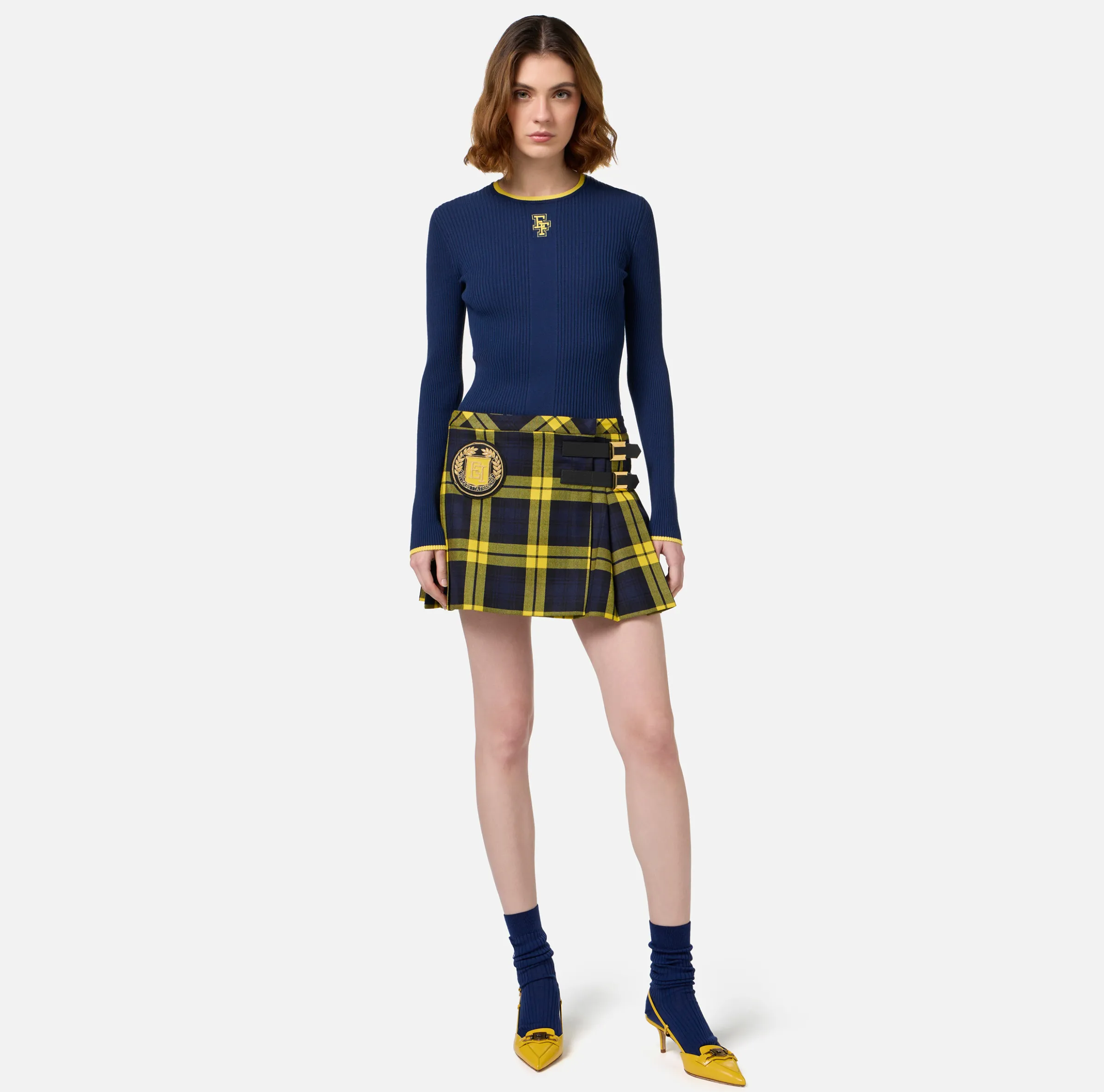 Minigonna a pieghe in lana tartan con patch ricamato