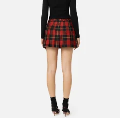 Minigonna a pieghe in lana tartan con patch ricamato