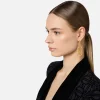 Orecchini ad anella in metallo dorato con charms logo