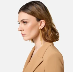 Orecchini pendenti in metallo con charms logo
